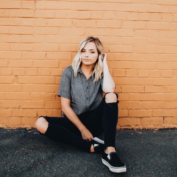 Button Up Top - Picture 4 of 5